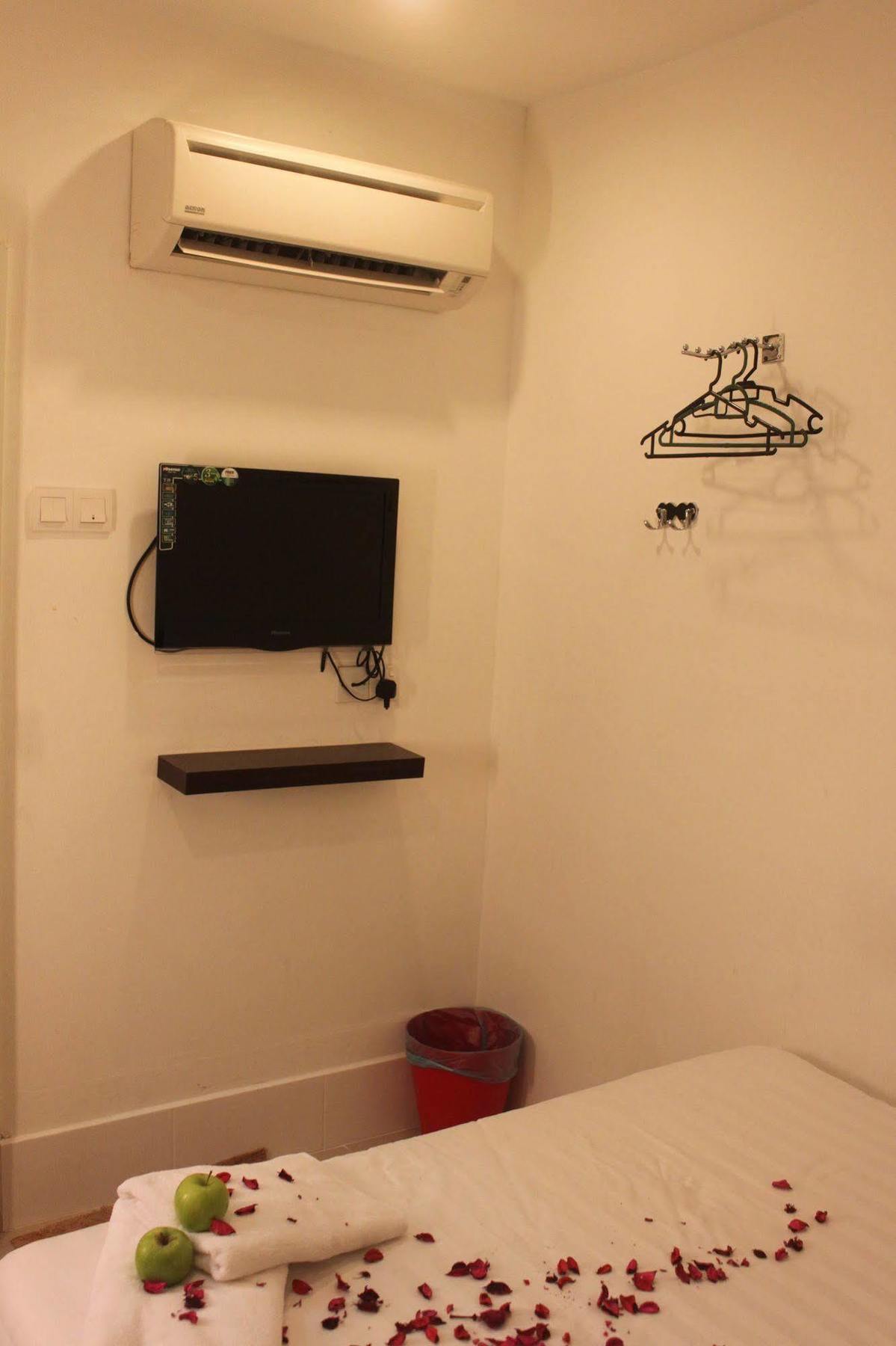 Apple 1 Hotel Budget Gelugor Exterior photo